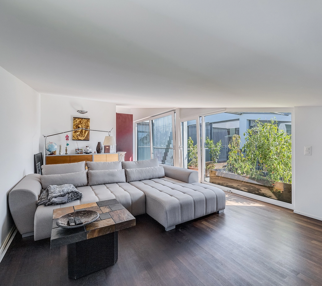 Dachwohnung mit moderne Architektur und sonniger Terrasse