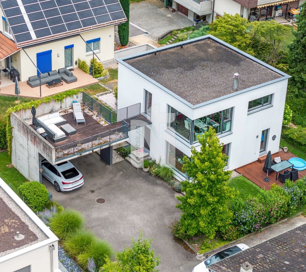 Modern, lichtdurchflutet, mit Garten, Terrasse und Carport