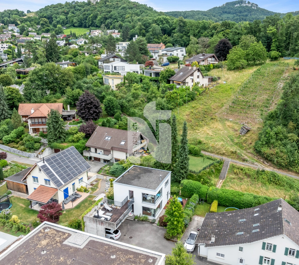 Ruhig, modern, lichtdurchflutet, mit grossem Balkon, Terrasse, Garten und Carport