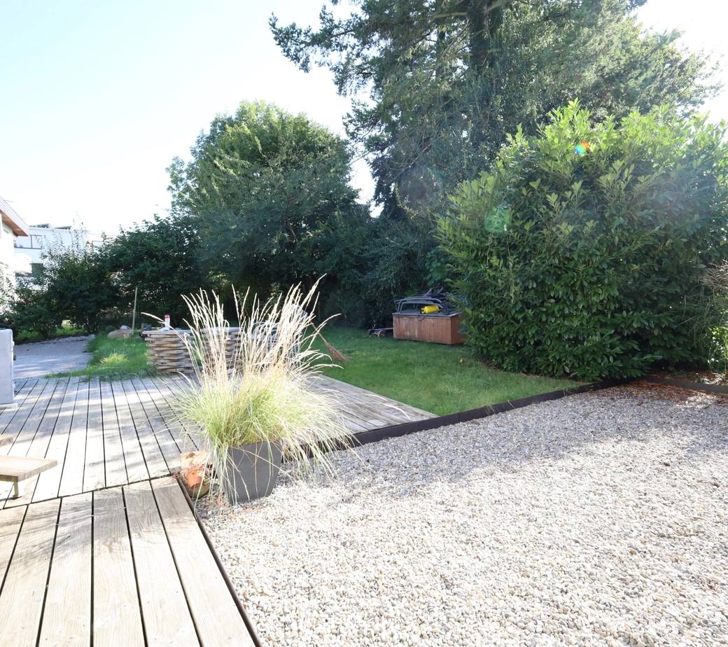 Neu renoviert, zentral mit Balkon, Terrasse, Garten ,Sitzplatz und Parkplatz