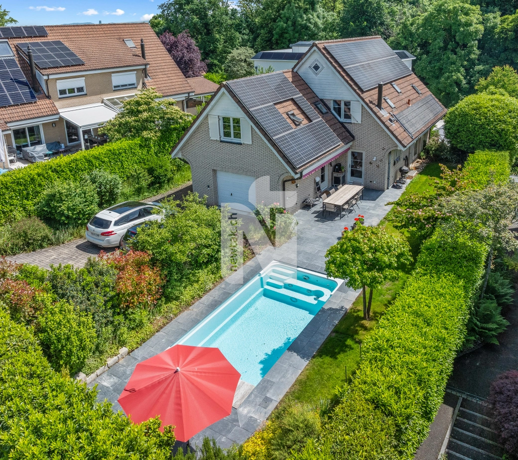 Sehr schönes, ruhig gelegenes Einfamilienhaus mit Pool, Garage und Rundumblick ins Grüne