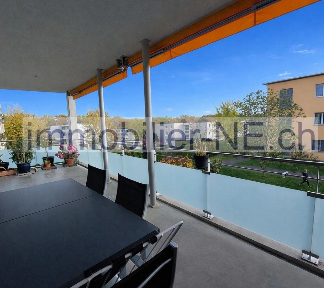 Appartement lumineux de 4,5 pièces avec terrasse et place de parc intérieure