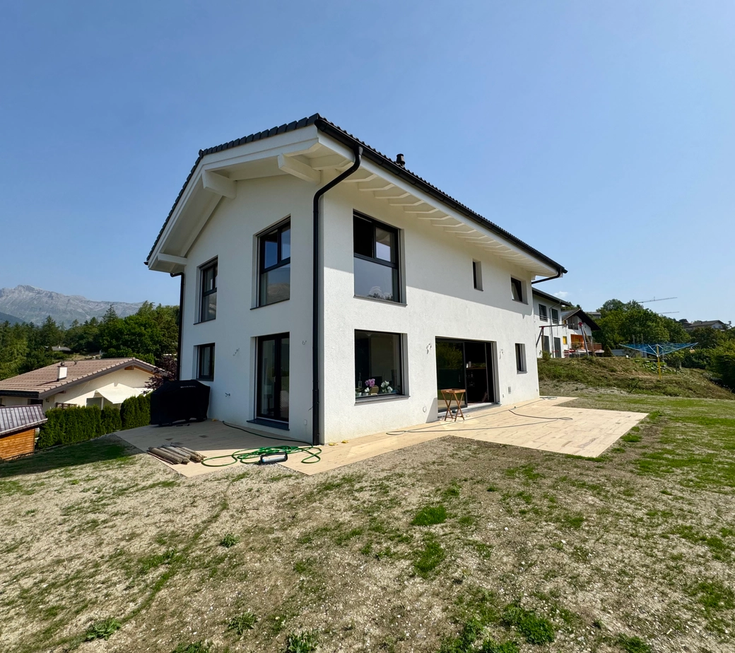 Maison neuve à Lens avec jardin et vue panoramique sur les montagnes et le lac