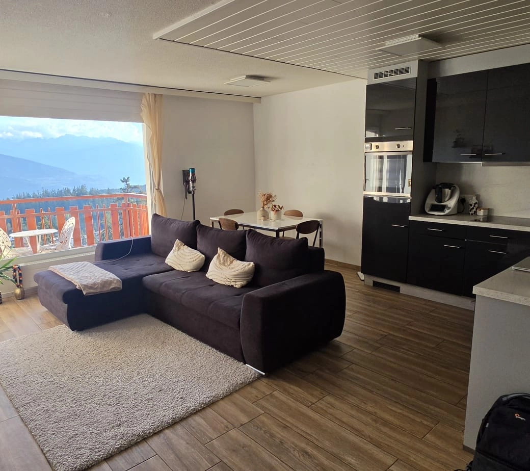 À louer à l’année – Appartement meublé de 2,5 pièces avec balcon et vue sur les montagnes