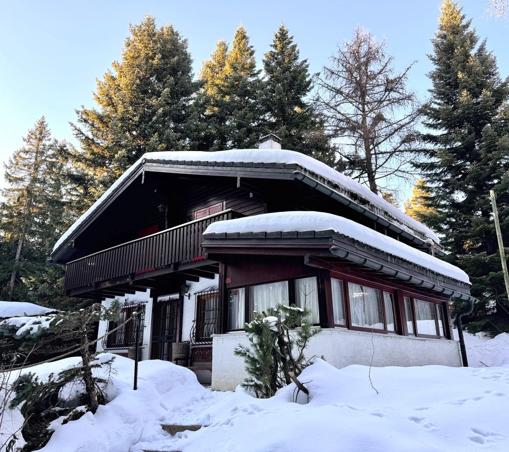 Chalet typique entouré de verdure, à quelques minutes du cœur de Crans, offrant calme et sérénité / Ref. 1007-677