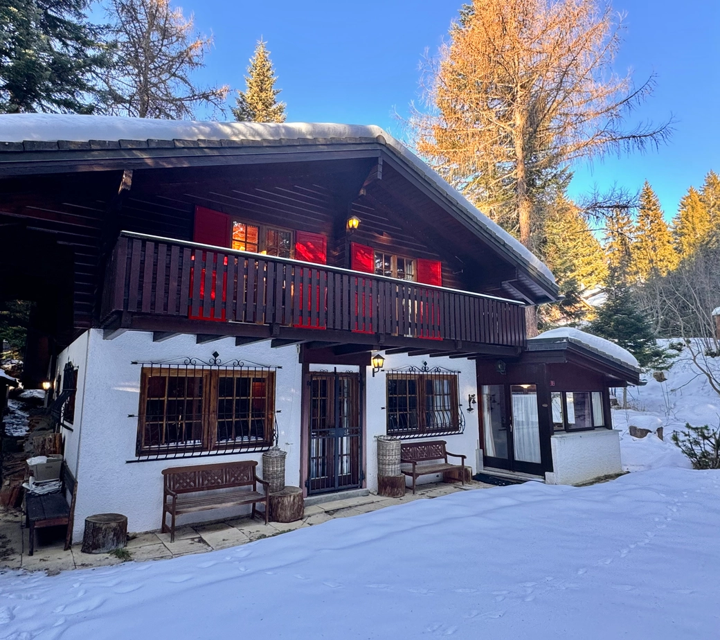 Chalet typique entouré de verdure, à quelques minutes du cœur de Crans, offrant calme et sérénité / Ref. 1007-677