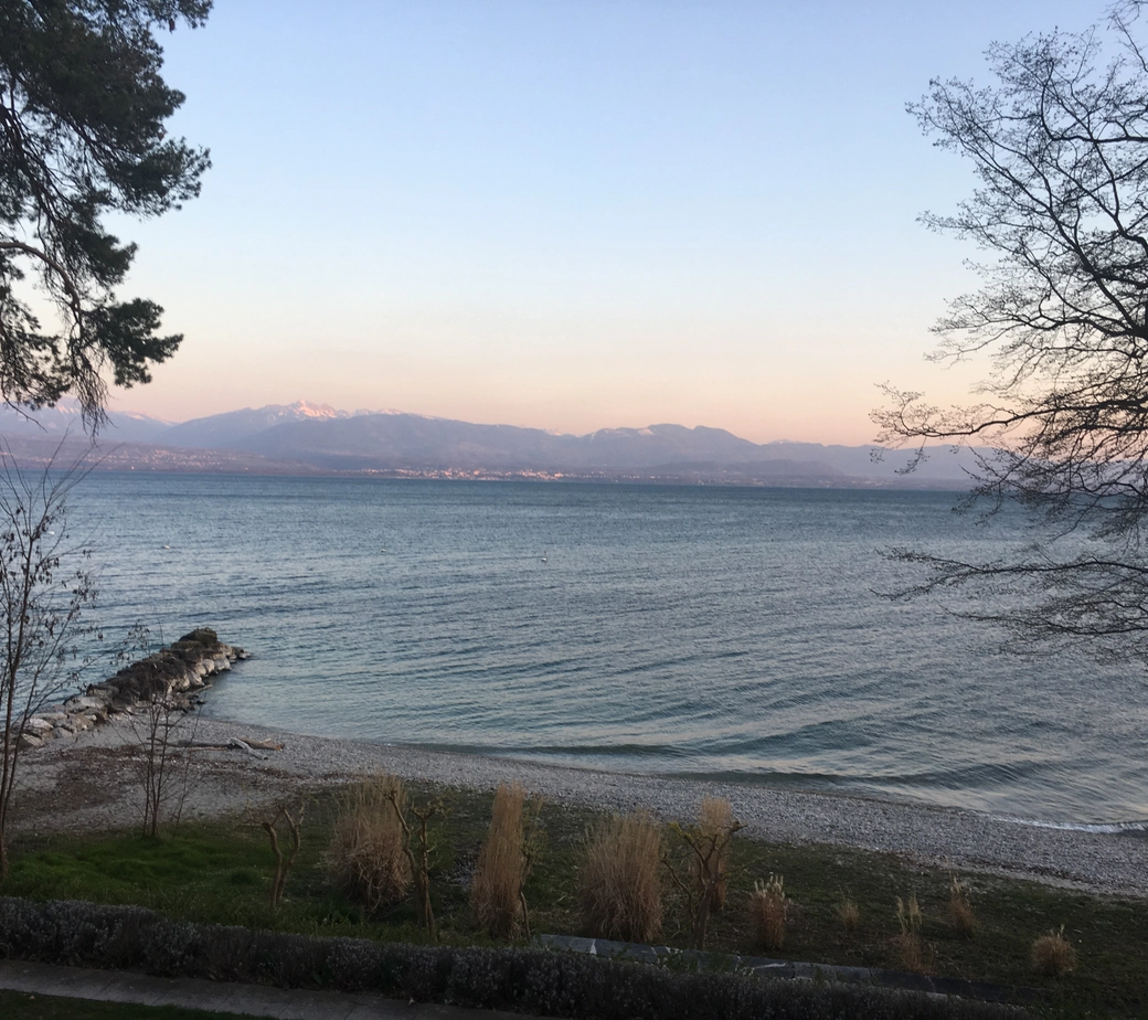 Maison lumineuse avec jardin, au bord du lac