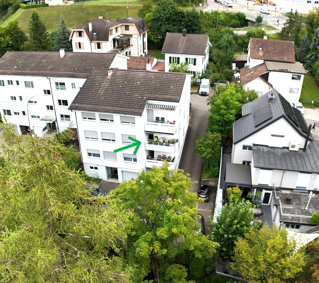 Sehr schöne 3.5 Zimmer Wohnung mit Balkon, Parkplatz und Sicht ins Grüne