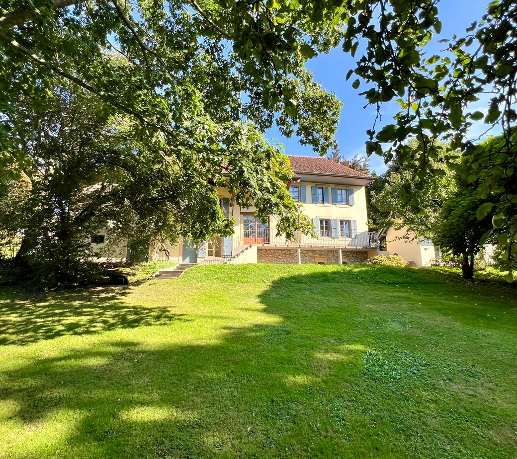 Grande maison de village pleine de charme pour une ou deux familles, jardin exceptionnel !