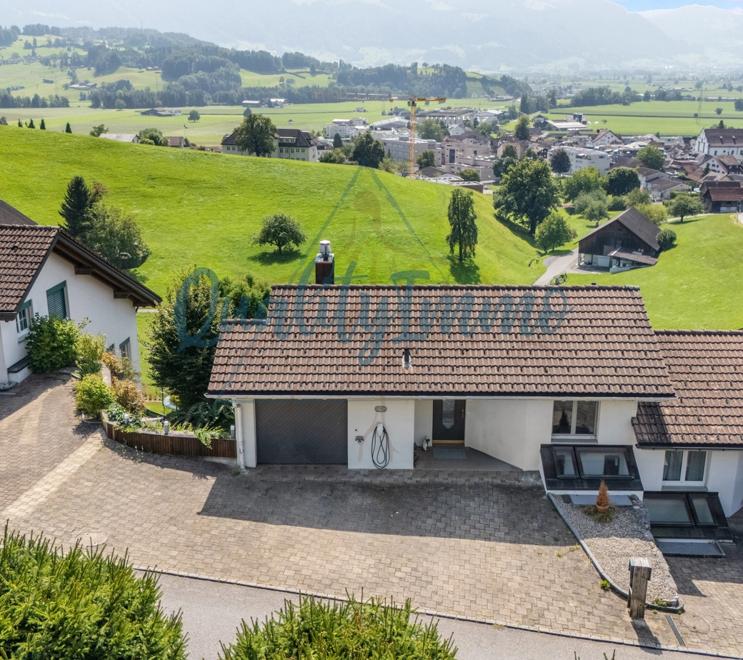 Stilvolles 5.5-Zimmer-Doppel-Einfamilienhaus mit atemberaubender Aussicht und traumhaften Terrassen in Kaltbrunn