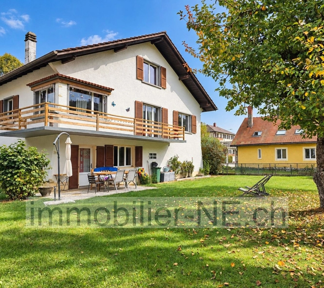 Villa individuelle baignée de soleil, bénéficiant d’un vaste jardin et de deux garages privatifs