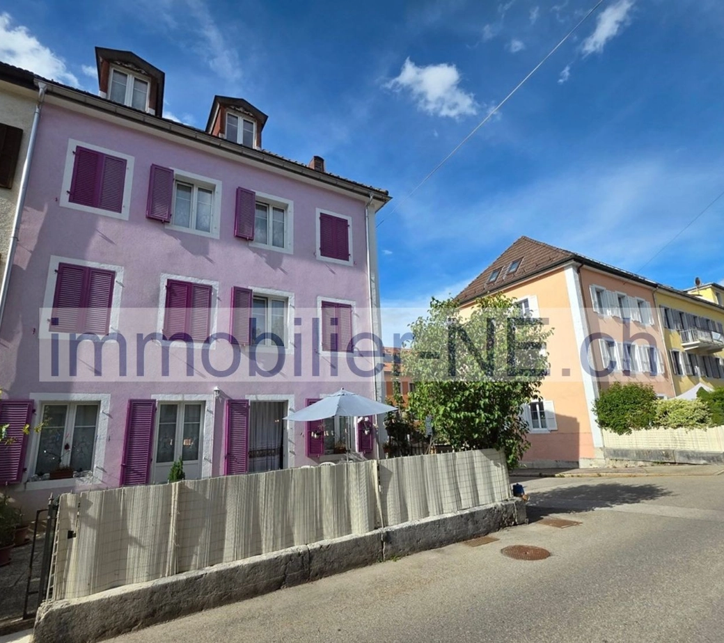 Maison jumelée avec deux logements et une terrasse