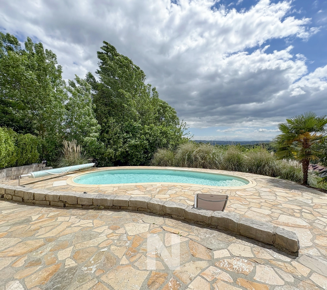Maison individuelle de 6,5 pièces, d'environ 170m2 avec piscine