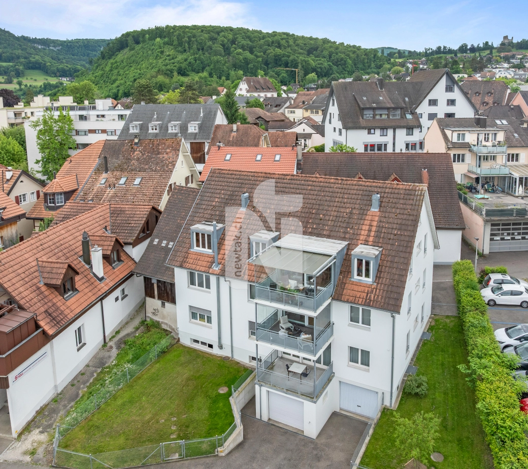 Sehr schöne, zentral gelegene 3,5 Zimmerwohnung mit Hobbyraum, Parkplatz und Gartenanteil