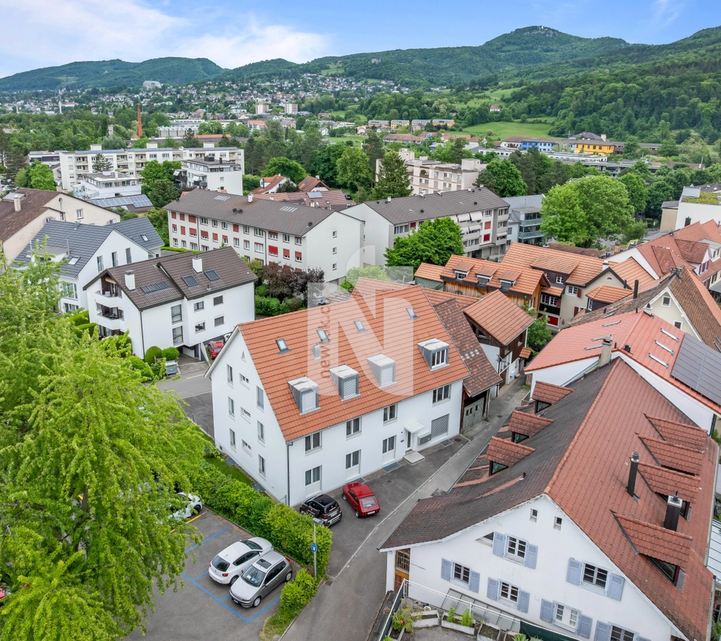 Sehr schöne, zentral gelegene 3,5 Zimmerwohnung mit Hobbyraum, Parkplatz und Gartenanteil