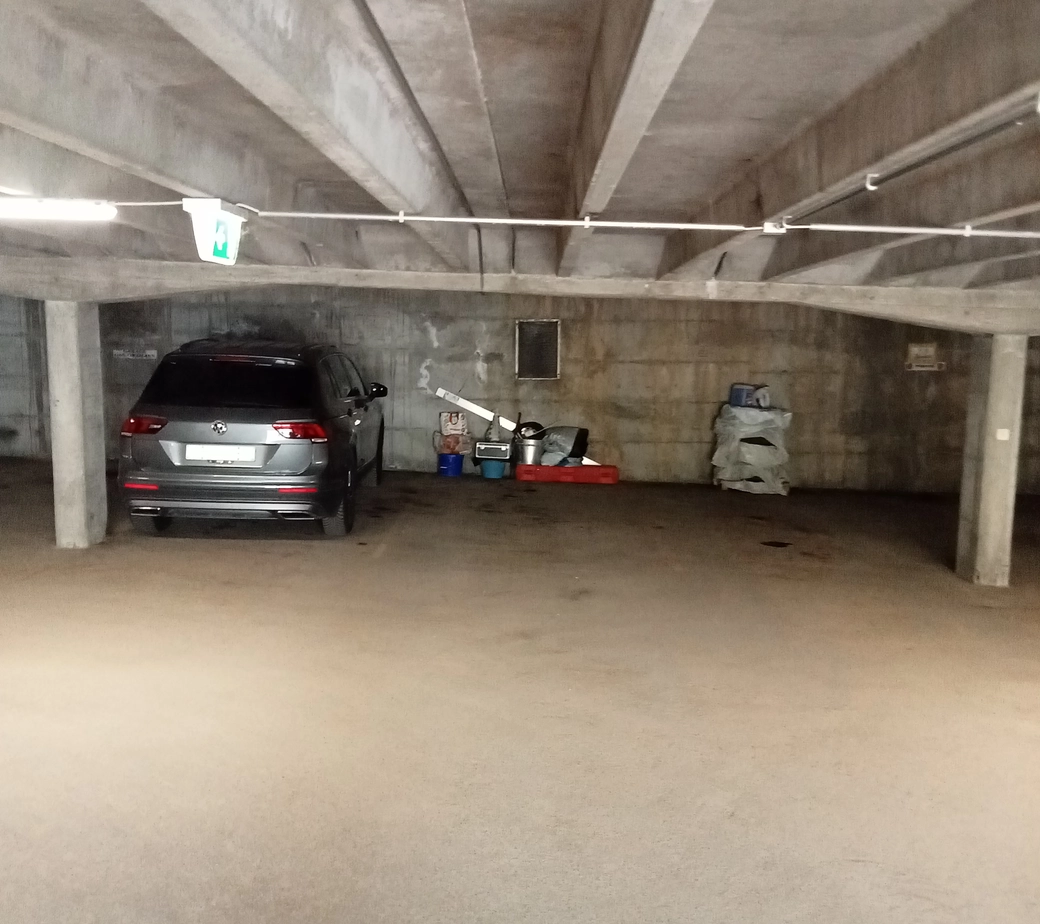 Place de parc couverte dans un parking, à seulement 10 minutes à pied du centre de Montana