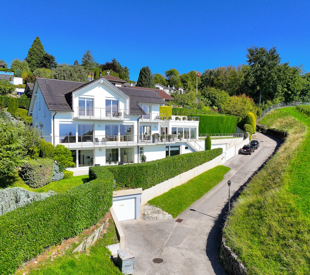 Très belle propriété avec splendide vue sur le lac et le Mt-Blanc!