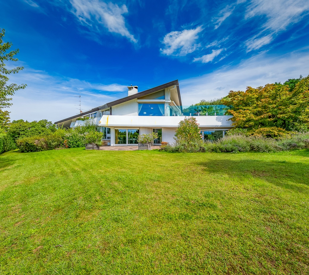 Villa d’architecte avec vue dégagée sur le lac