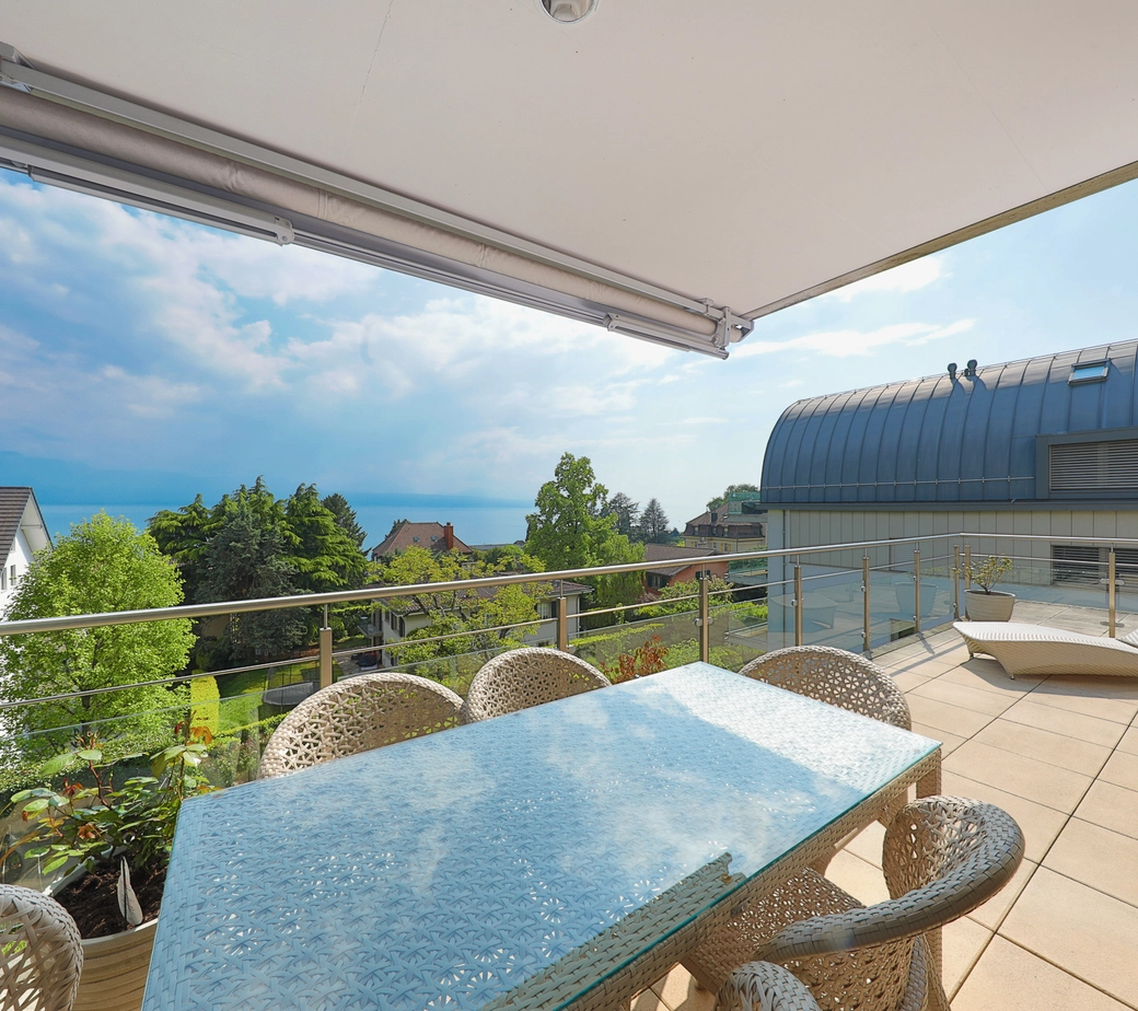 ATTIQUE D'EXCEPTION AVEC UNE VUE EPOUSTOUFLANTE A PULLY SUD
