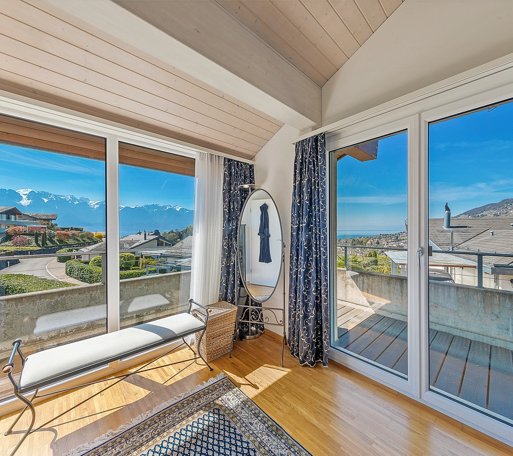 MAGNIFIQUE MAISON MITOYENNE AVEC UNE VUE PANORAMIQUE SUR LE LAC & ALPES