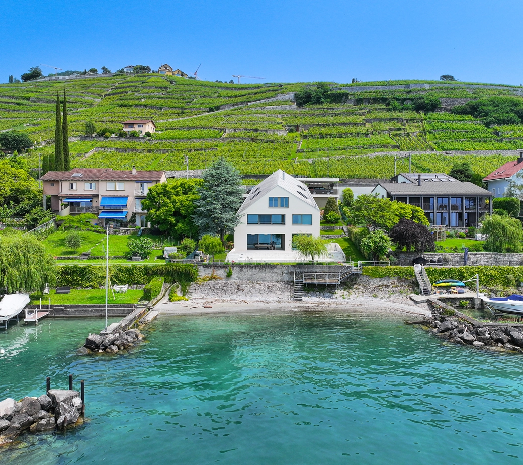 Villa Front de Lac – Emplacement Unique, Disponibilité Immédiate