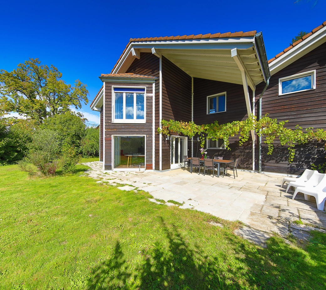 Élégante maison jumelle offrant espace et quiétude