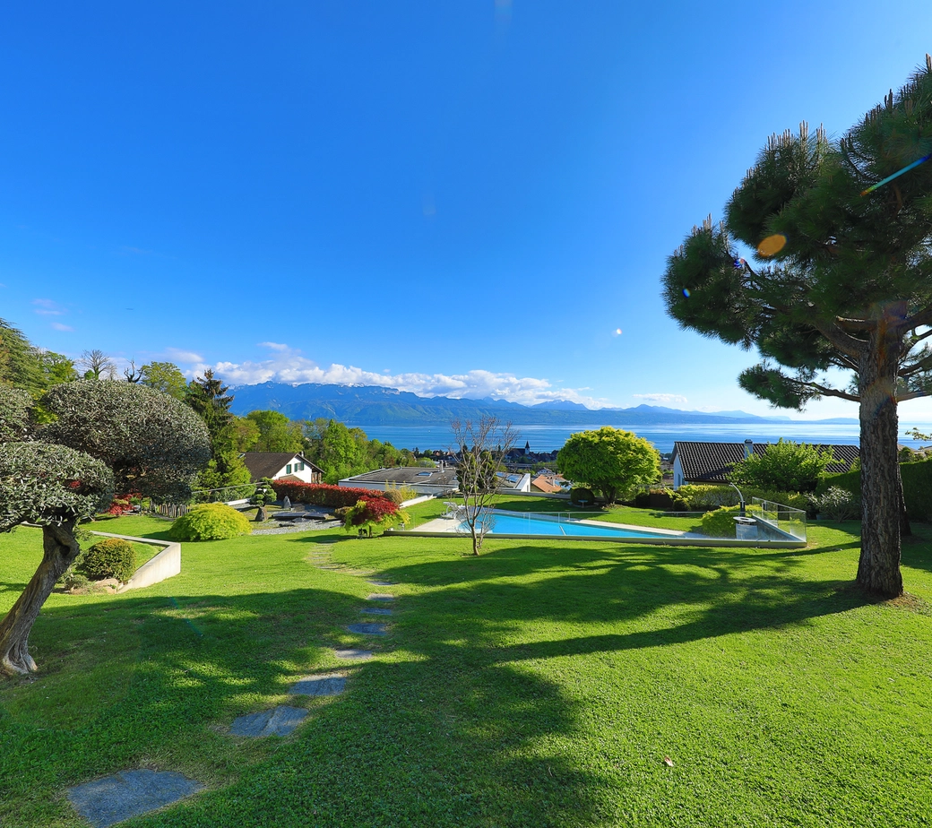 Appartement contemporain de 5,5 pièces avec vue imprenable sur le lac et piscine privative