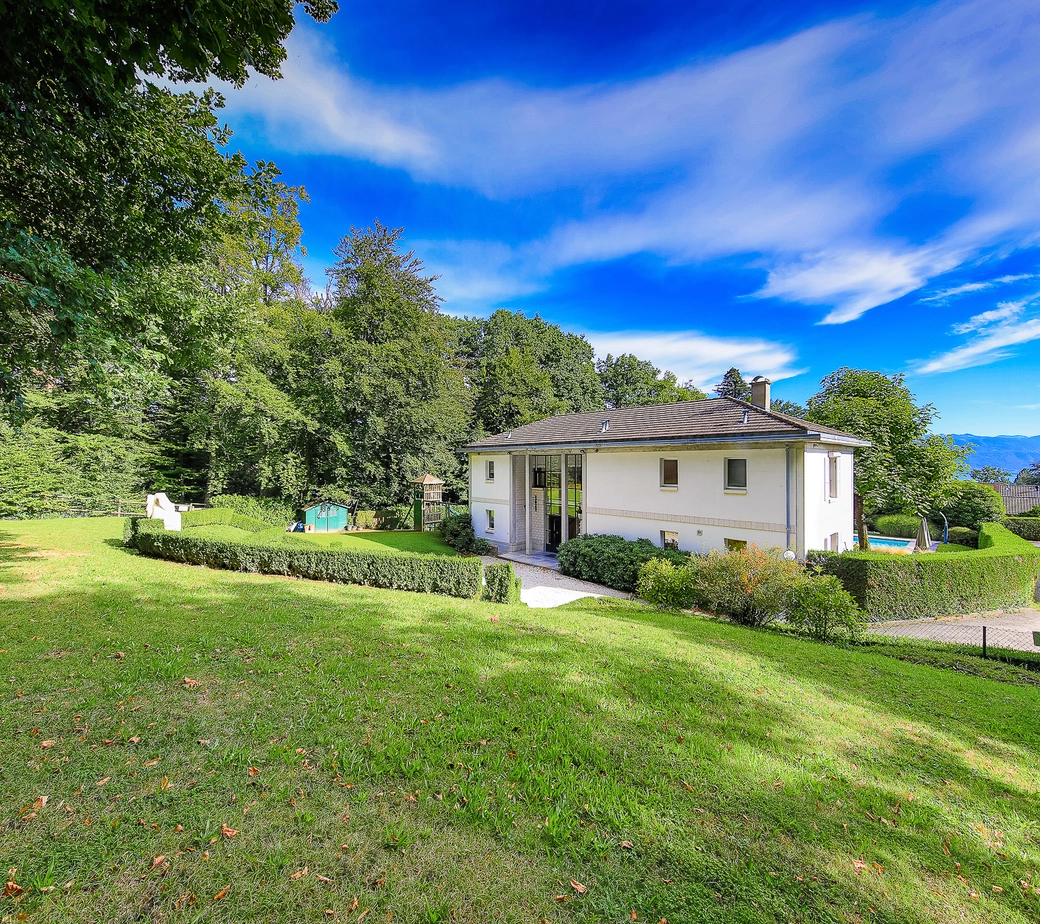 Propriété de prestige entourée de verdure à Lausanne