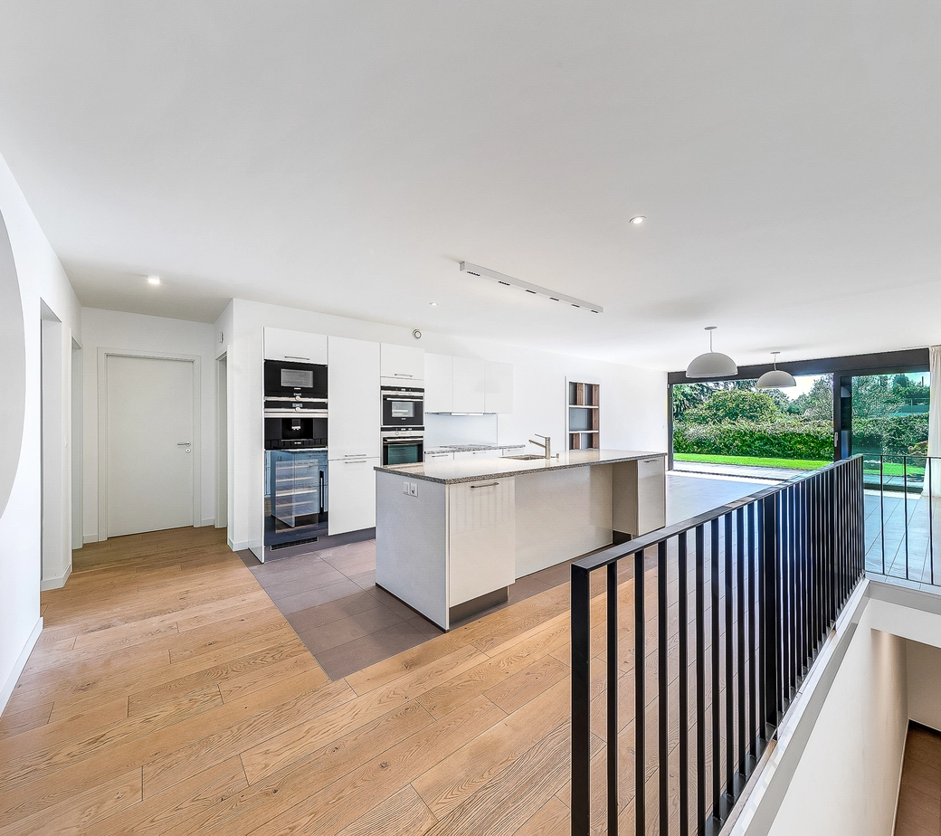 MAGNIFIQUE APPARTEMENT RAFFINÉ AVEC JARDIN ET VUE LAC
