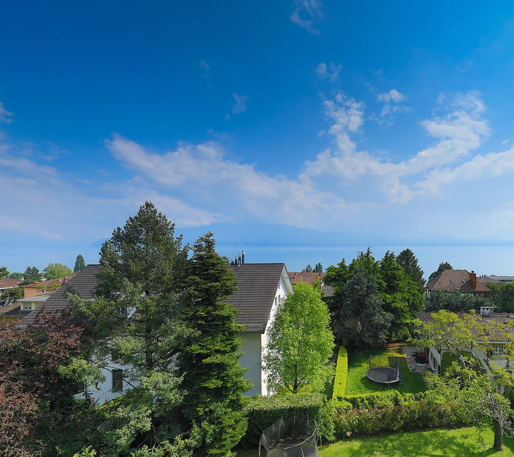 ATTIQUE D'EXCEPTION AVEC UNE VUE EPOUSTOUFLANTE A PULLY SUD