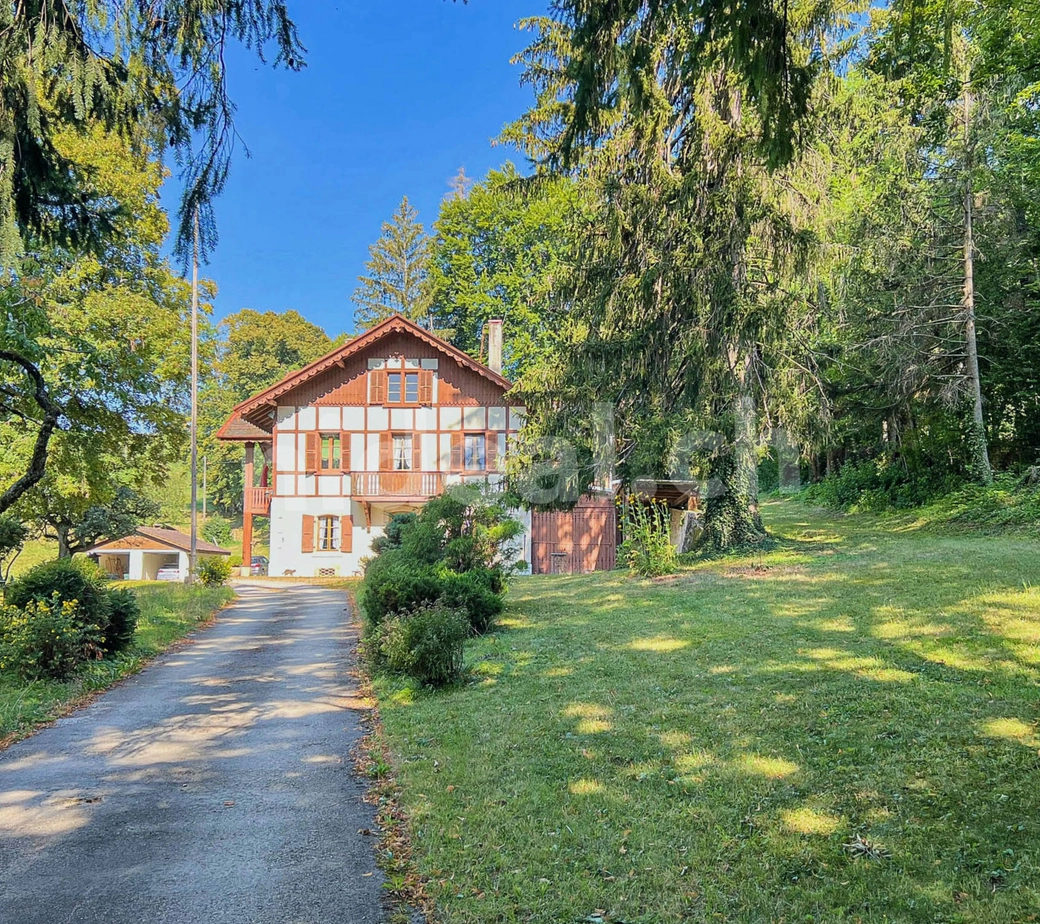 Bursins, maison ancienne de 8 pièces sur env. 254 m2 habitables