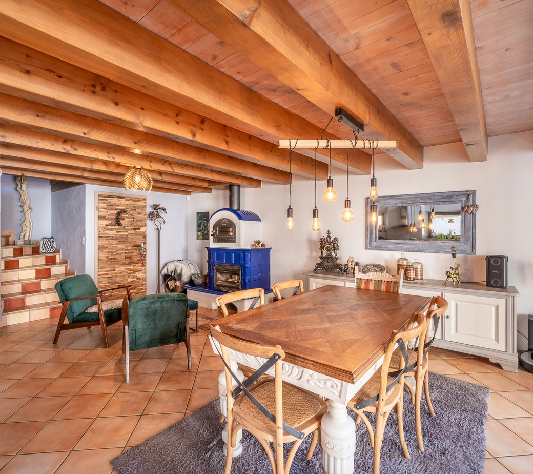 Maison d'environ 180 m2 avec 2 logements à Valeyres-sous-Ursins