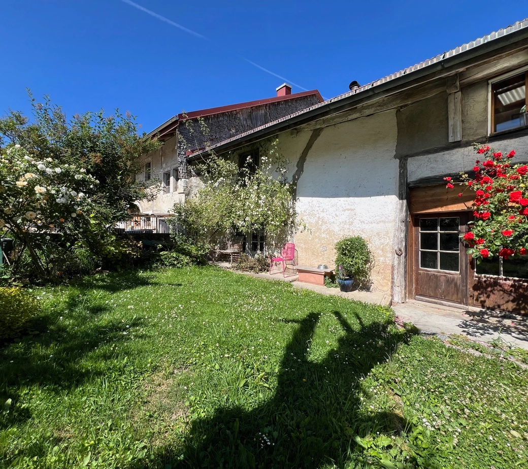 Les Charbonnières, ancienne ferme à rénover env. 230 m2  + appartement séparé (2 pièces)