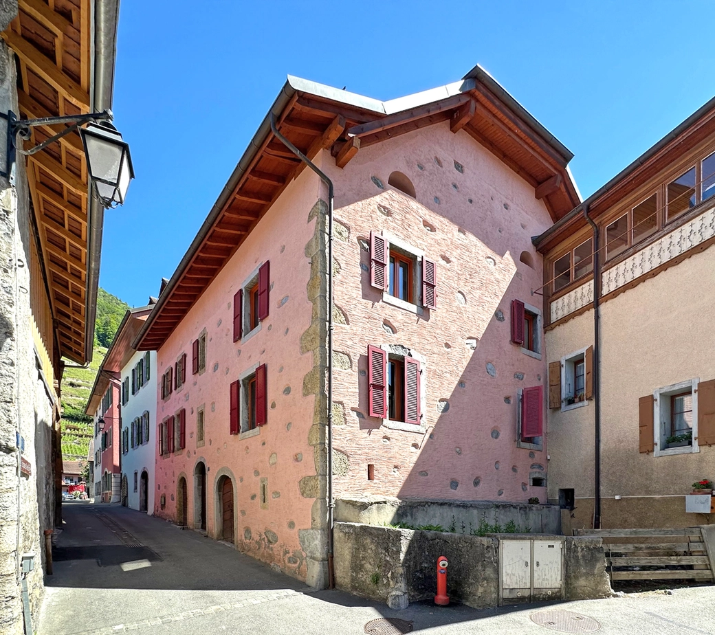 Propriété de 2 logements ainsi qu'une parcelle constructible avec jardin