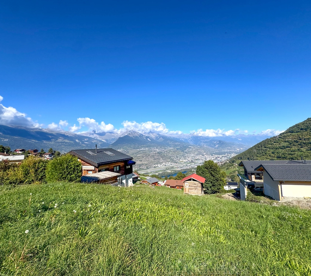 Chalet et terrain constructible pour 2 voire 3 unités de plus.
