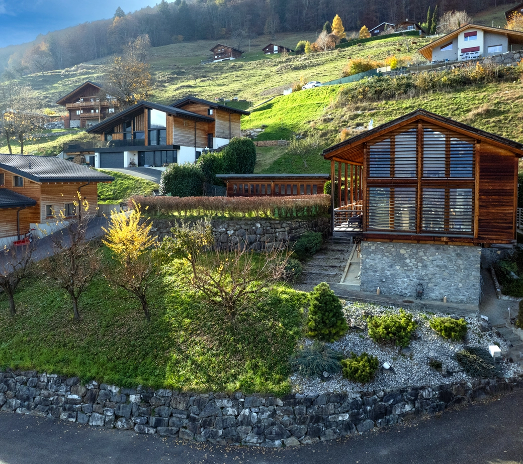 Chalet d'architecte de 4,5 pièces + studio et terrain constructible avec projet et permis de construire pour 2 villas jumelées.