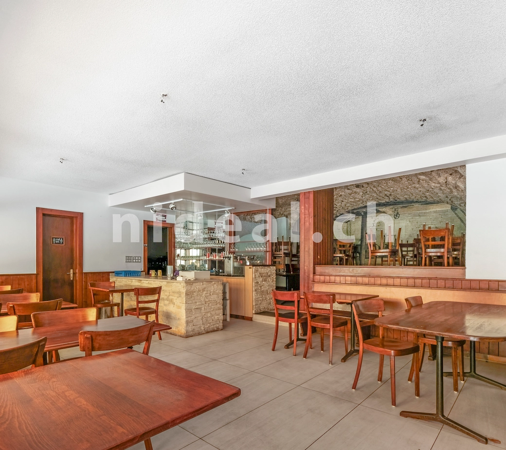 Begnins, appartement de 4.5 pièces et restaurant de 184m2