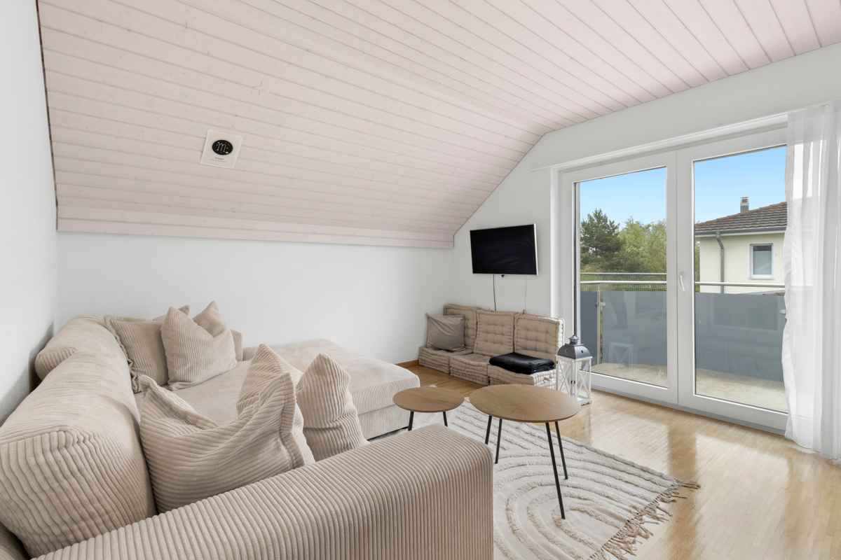 Exklusive 8.5-Zimmer-Liegenschaft mit viel Umschwung - Schlafzimmer mit Zugang zum Balkon