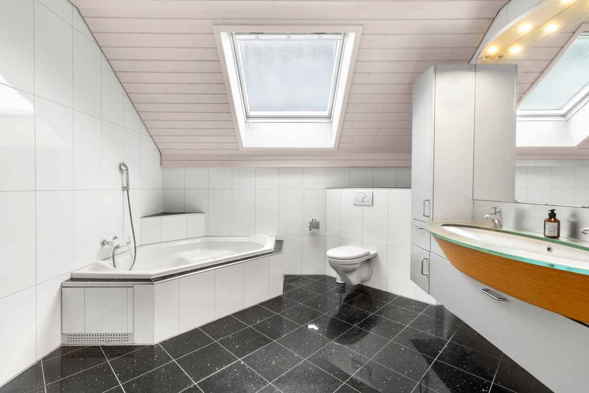 Exklusive 8.5-Zimmer-Liegenschaft mit viel Umschwung - Hauptbadezimmer