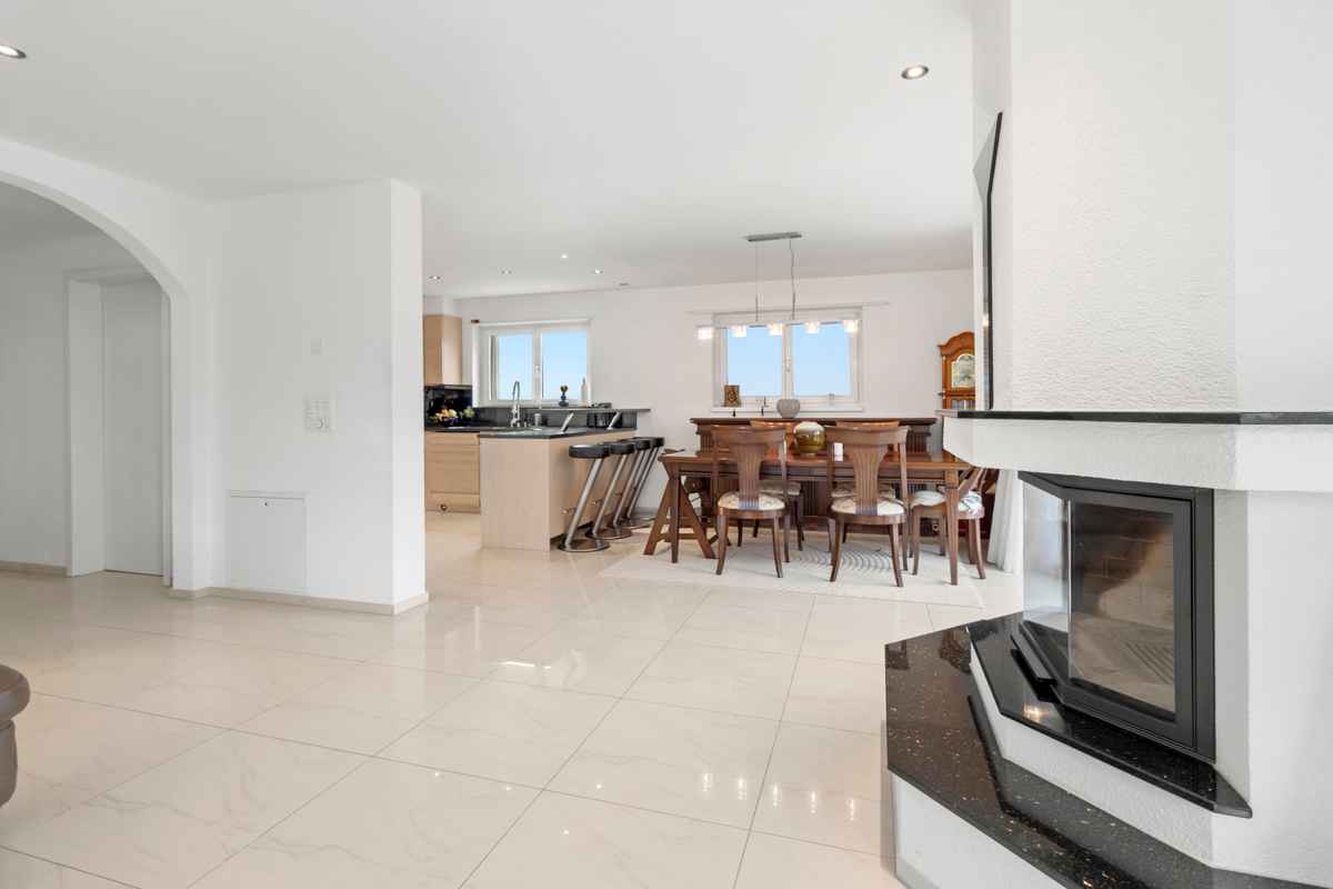 Exklusive 8.5-Zimmer-Liegenschaft mit viel Umschwung - offener Wohn- und Essbereich