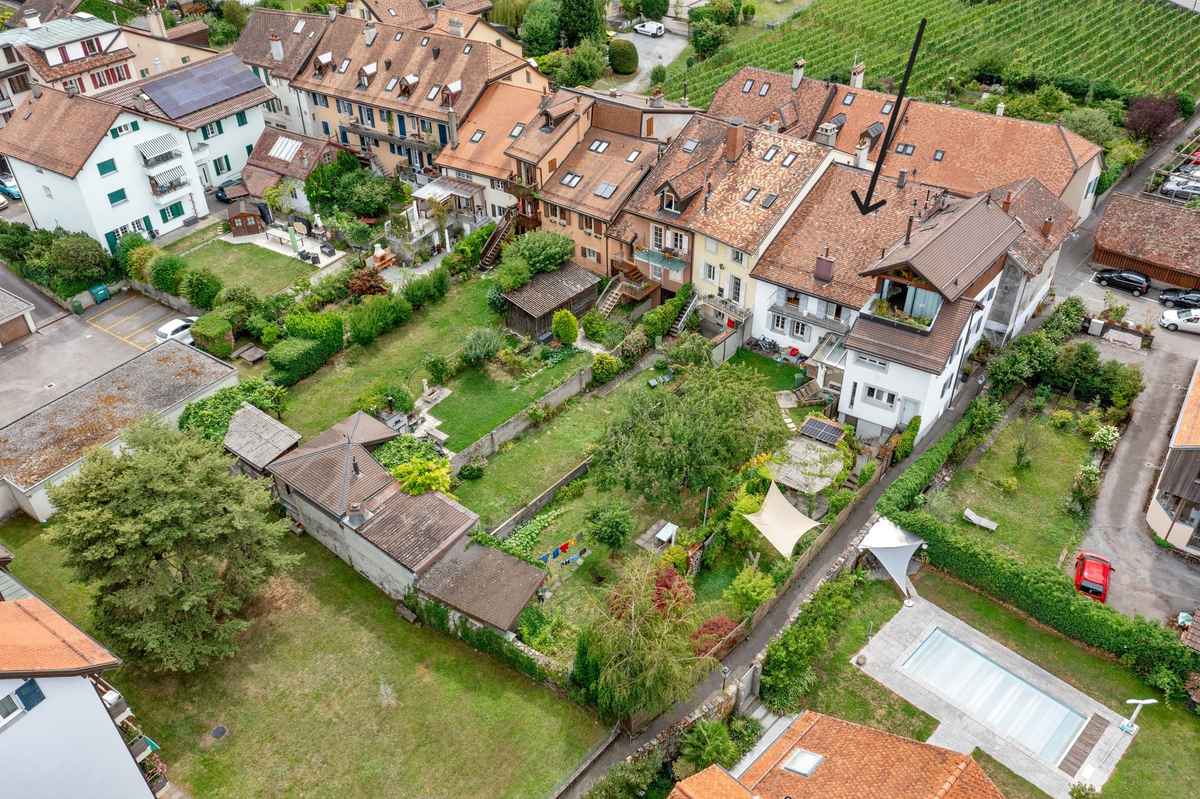 Maison de village contiguë pleine de charme - Vision par drône - fléchée