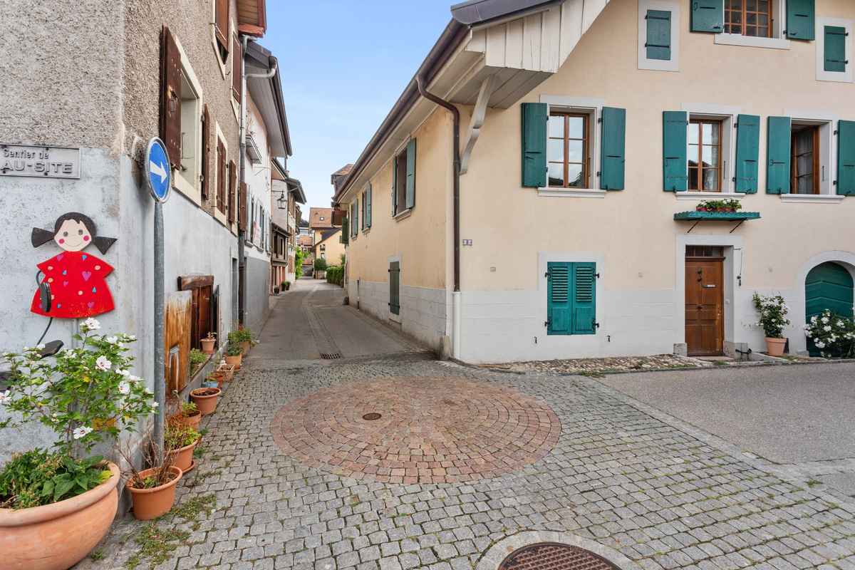 Maison de village contiguë pleine de charme - Rue villageoise