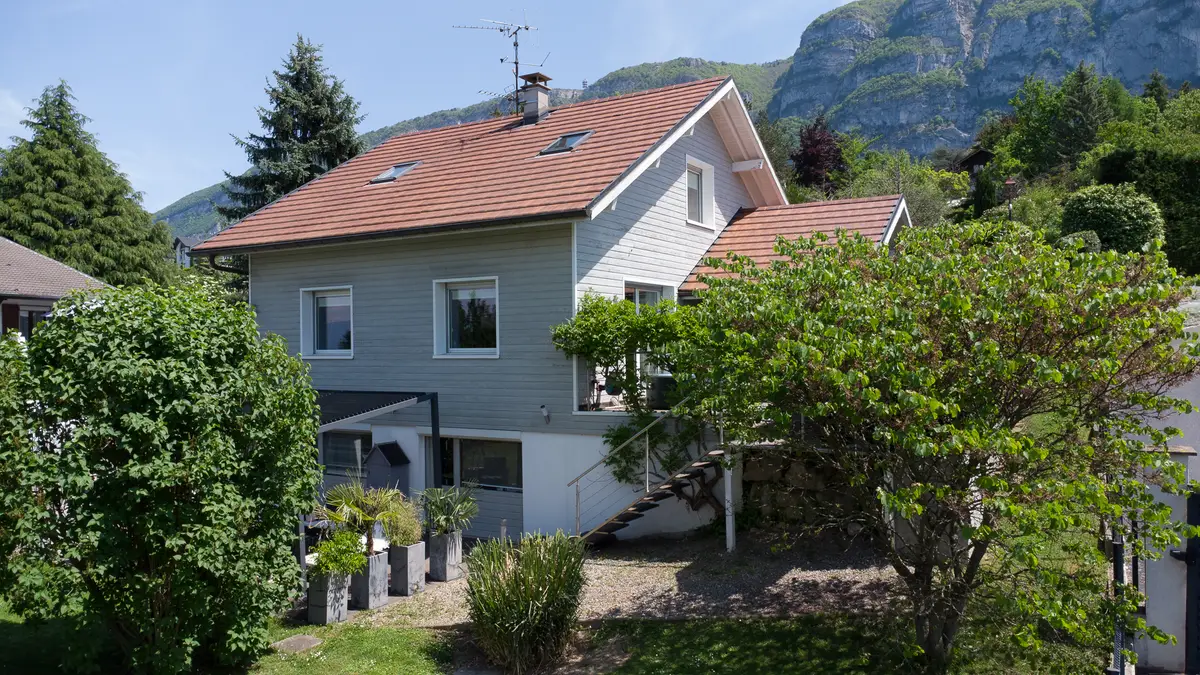 FRANCE VOISINE À VENDRE – BOSSEY – VILLA DE CHARME AVEC VUE IMPRENABLE SUR LE BASSIN GENEVOIS