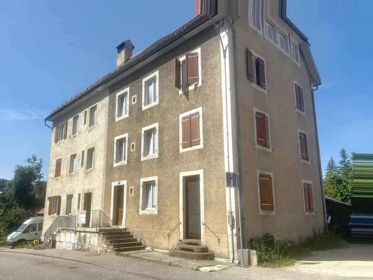 Idéal pour entreprise de rénovation ou de construction, rendement actuel 7.2 % mais en faisant le nécessaire les loyers pourront être augmenter, à vous de voir…