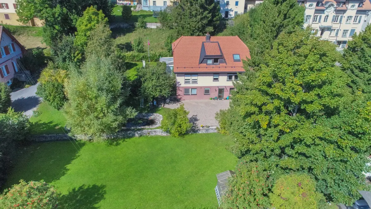 Villa familiale  avec 2 appart de 4.5 et 3.5 – 2 studios, un local atelier et grande parcelle