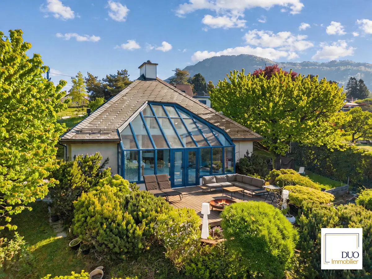 Villa d&rsquo;architecte avec vue lac, grand jardin et situation privilégiée
