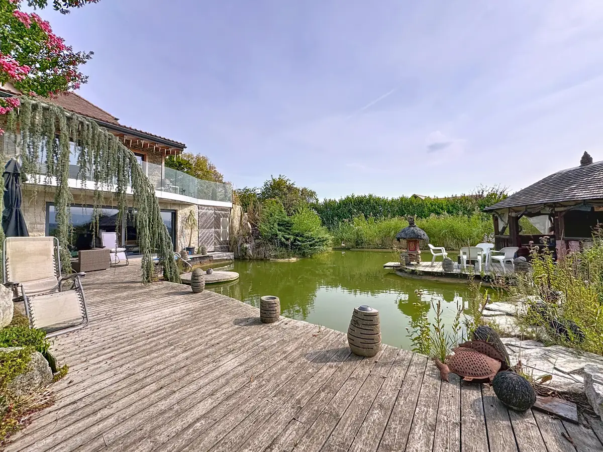 Une adresse unique, entre eau, nature et élégance, pour ceux qui recherchent une propriété que l’on ne rencontre qu’une fois dans sa vie.