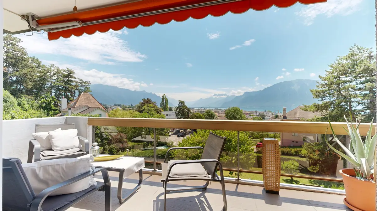 Vue sur le lac et les montagnes
