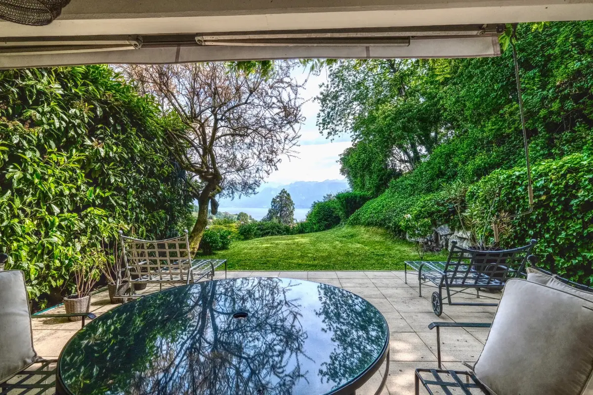 TRES BELLE VILLA Mitoyenne VUE LAC AU CALME