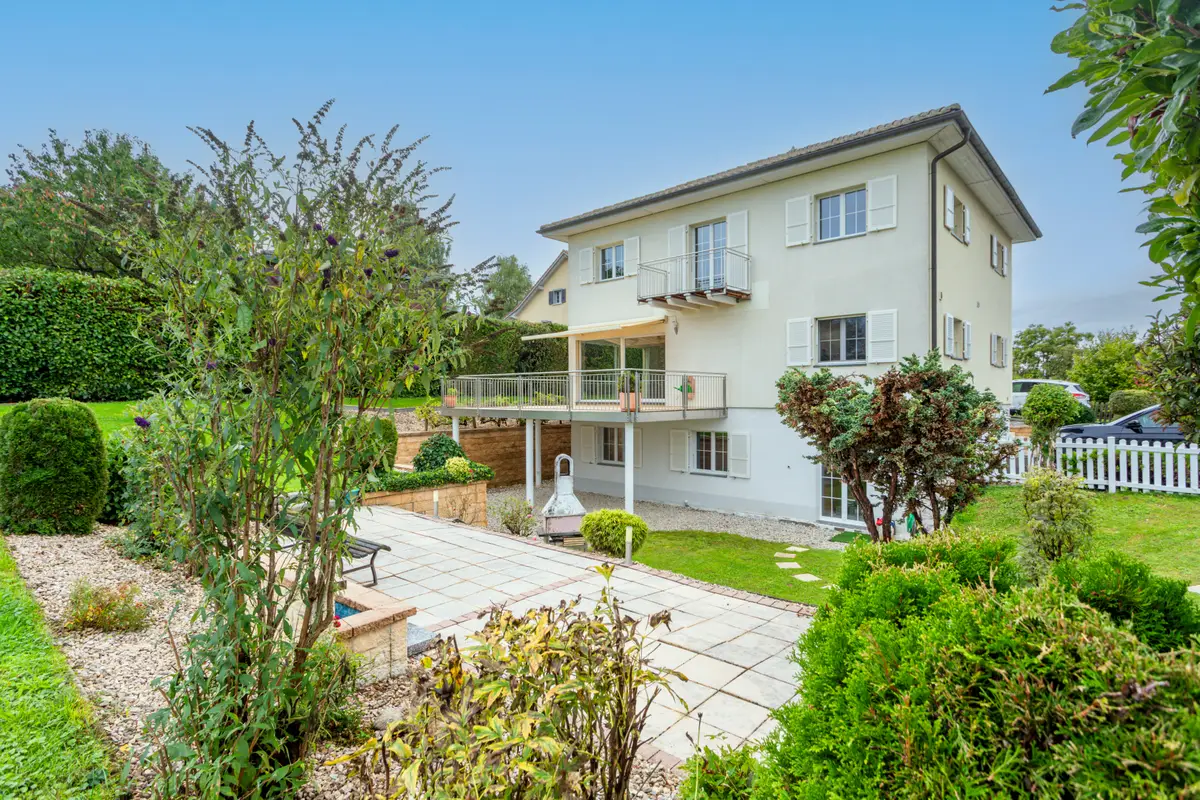 Belle maison vaudoise carrée individuelle , qui surplombe tout le village d’Ursins